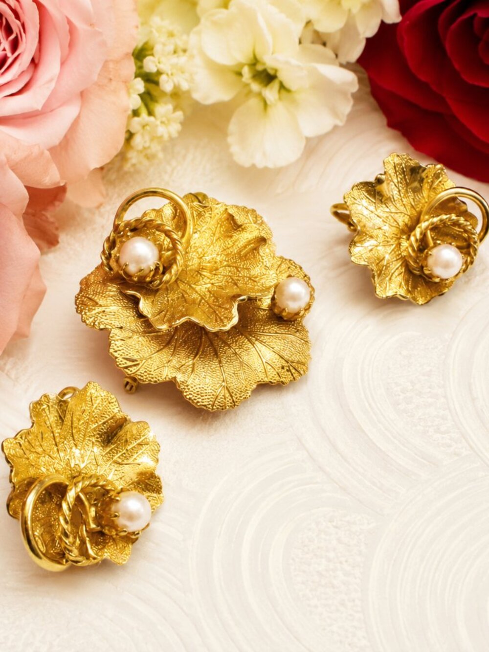 VINTAGE Cultured Pearls Gold Plate Brooch Earrings Set ~ Gold Leaf Swirl Pearls